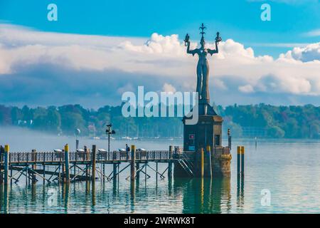 Schöne Nahaufnahme der berühmten Imperia-Statue mit dem Pier an der Hafeneinfahrt von Konstanz am Bodensee in Deutschland. Stockfoto