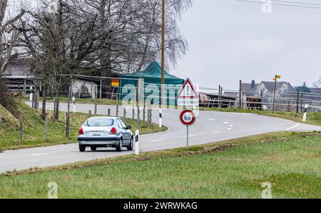 Fahrzeuge fahren auf der Irchelstraße. Verschiedene Schilder warnen vor ihrer Gefährlichkeit. Das Tempo ist auf 60 km/h gedrosselt. Es gibt zahlreich Stockfoto