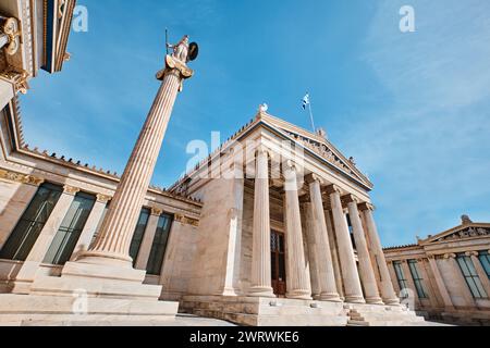 Athen, Griechenland - 03. März 2024: Architektonische Details der Akademie von Athen, auf den Säulen sind Göttin Athena und Apollo zu sehen Stockfoto