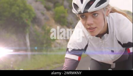 Bild von Lichtflecken über kaukasischen Frauen, die Radfahren Stockfoto