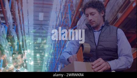 Bild von leuchtenden Lichtflecken über dem kaukasischen Mann, der im Lager arbeitet, Stockfoto