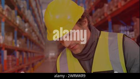 Bild von leuchtenden Lichtflecken über dem kaukasischen Mann, der im Lager arbeitet, Stockfoto