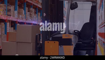 Bild von leuchtenden Lichtpunkten über Gabelstaplern und Stapelregalen im Lager Stockfoto