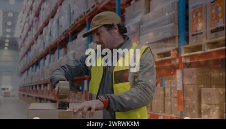 Bild von leuchtenden Lichtflecken über dem kaukasischen Mann, der im Lager arbeitet, Stockfoto