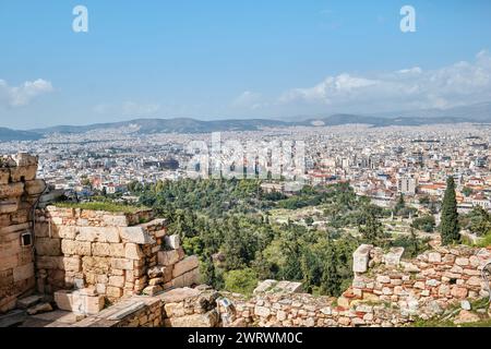 Athen, Griechenland - 2. März 2024: Antike Agora und Stadtbild von Athen vom Akropolis-Hügel Stockfoto