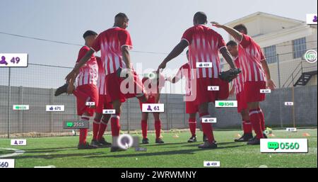 Bild von Social-Media-Ikonen über Teams verschiedener männlicher Fußballspieler, die sich auf dem Sportplatz ausdehnen Stockfoto