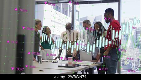 Bild mehrerer Diagramme und wechselnder Zahlen über verschiedene Architekten, die über Blueprint diskutieren Stockfoto