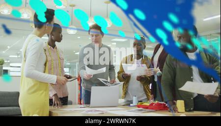 Abbildung von Diagrammen, wechselnden Zahlen und Karten über verschiedene Kollegen, die Ideen im Büro austauschen Stockfoto