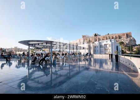 Athen, Griechenland - 03. März 2024: Restaurant im Akropolis-Museum mit geöffneter Terrasse und Blick auf den Parthenon an sonnigen Tagen in Griechenland Stockfoto