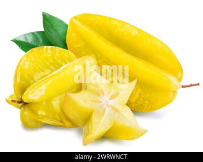 Reife Sternfrucht oder Karambola mit Scheibe und Blättern in Nahaufnahme. Datei enthält Beschneidungspfad. Stockfoto