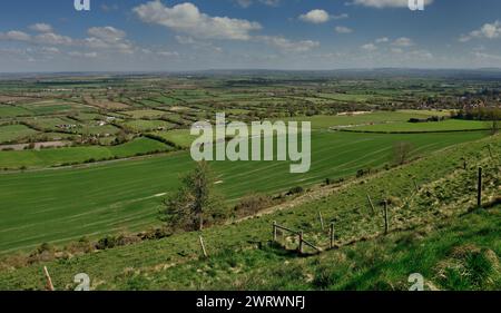 Der weitläufige Blick über Wiltshire von der Stadtmauer des Bratton Camp auf Westbury Hill. Stockfoto