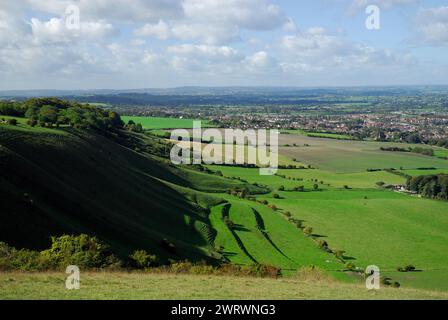 Der weitläufige Blick über Wiltshire vom Bratton Camp auf Westbury Hill. Stockfoto
