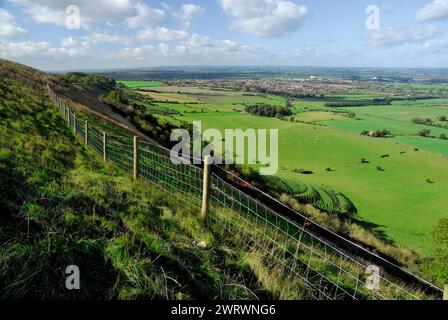 Der weitläufige Blick über Wiltshire vom Bratton Camp auf Westbury Hill. Stockfoto