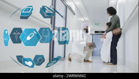 Bild der Datenverarbeitung über asiatischen Ärztinnen mit weiblicher Patientin mit Mutter Stockfoto