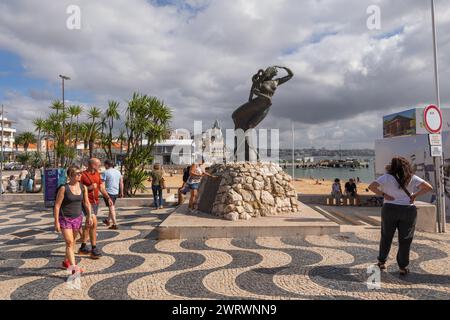 Cascais, Portugal - 14. Oktober 2023: Touristen auf dem Platz am Meer mit dem Denkmal für die portugiesischen Entdeckungen im Ferienort Lissabon. Stockfoto