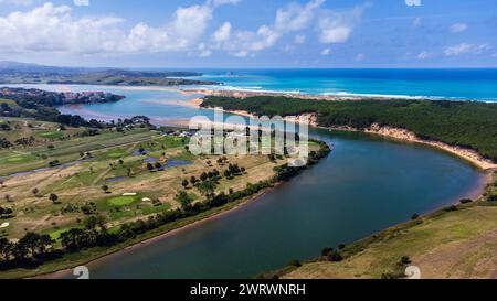 Der Fluss Pas, seine Mündung, der Naturpark Liencres Dunes und der Atlantik vom Aussichtspunkt Abra del Pas in Liencres, Kantabrien, Spanien. Stockfoto