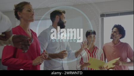 Bild: Scope-Scans mit Cyber-Sicherheitstext über verschiedene Geschäftsleute, die im Büro arbeiten Stockfoto