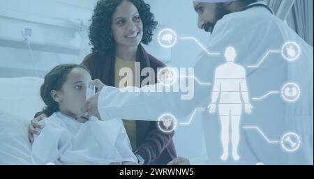 Bild der medizinischen Datenverarbeitung über birassischen männlichen Arzt mit Mädchenpatientin Stockfoto
