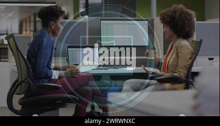 Bild: Scope-Scans mit Cyber-Sicherheitstext über verschiedene Geschäftsleute, die im Büro arbeiten Stockfoto