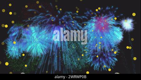 Bild von gelben Lichtflecken über blauem Neujahrsfeuerwerk, das am Nachthimmel explodiert Stockfoto