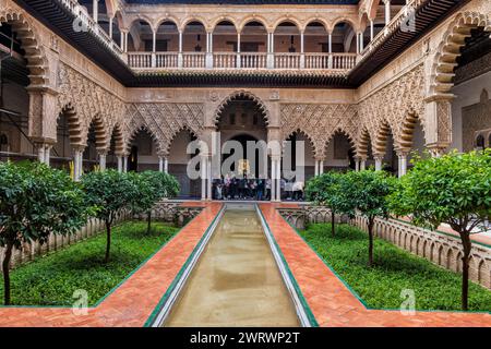 Sevilla, Spanien - 23. Oktober 2023: Der Hof der Jungfrauen (Patio de las Doncellas) im Mudéjar-Palast des Königlichen Alcazar von Sevilla (Real Alcazar d Stockfoto