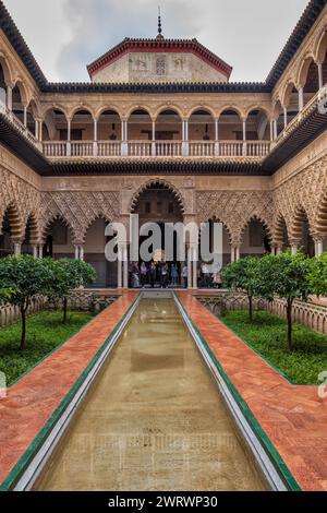 Sevilla, Spanien - 23. Oktober 2023: Der Hof der Jungfrauen (Patio de las Doncellas) im Mudéjar-Palast des Königlichen Alcazar von Sevilla (Real Alcazar d Stockfoto