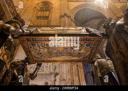 Sevilla, Spanien - 23. Oktober 2023: Grab von Christoph Kolumbus in der Kathedrale von Sevilla, in Alabaster und polychromer Bronze auf Schultern von vier Stunden gemeißelt Stockfoto