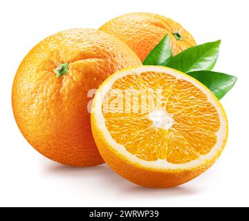 Orangefarbene Früchte und orangefarbene Scheibe mit grünen Blättern auf weißem Hintergrund. Datei enthält Beschneidungspfad. Stockfoto