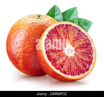 Blutorange und die Hälfte Orangenfrucht mit purpurpurrotem, blutfarbenem Fleisch. Datei enthält Beschneidungspfad. Stockfoto