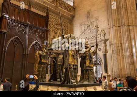 Sevilla, Spanien - 23. Oktober 2023: Grab von Christoph Kolumbus in der Kathedrale von Sevilla, in Alabaster und polychromer Bronze auf Schultern von vier Stunden gemeißelt Stockfoto