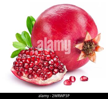 Ganze Granatapfelfrucht mit Blatt und ein Stück mit Reifen roten Granatapfelkernen isoliert auf weißem Hintergrund. Stockfoto
