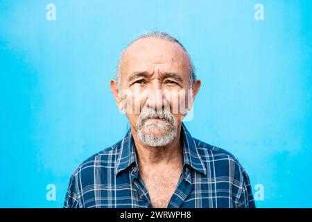 Porträt eines Seniorenmannes, der in die Kamera schaut - Lifestyle-Konzept älterer Menschen Stockfoto