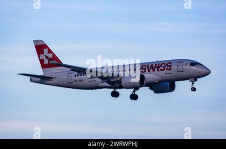 Ein Airbus A220-100 von Swiss International Airlines befindet sich im Landeanflug auf den Flughafen Zürich. Gestartet ist das Flugzeug in Genf. Regist Stockfoto