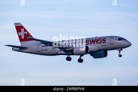 Ein Airbus A220-100 von Swiss International Airlines befindet sich im Landeanflug auf den Flughafen Zürich. Gestartet ist das Flugzeug in Genf. Regist Stockfoto