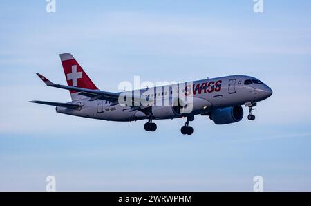 Ein Airbus A220-100 von Swiss International Airlines befindet sich im Landeanflug auf den Flughafen Zürich. Gestartet ist das Flugzeug in Genf. Regist Stockfoto