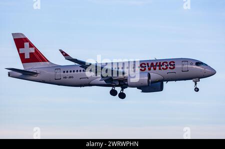 Ein Airbus A220-100 von Swiss International Airlines befindet sich im Landeanflug auf den Flughafen Zürich. Gestartet ist das Flugzeug in Genf. Regist Stockfoto