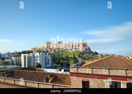 Athen, Griechenland - 03. März 2024: Akropolis-Hügel vom Akropolis-Museum Stockfoto