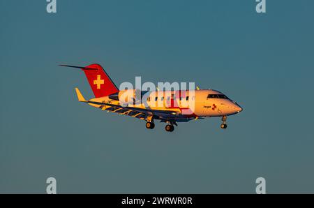 Ein Ambulanzflugzeug des Typ Bombardier Challenger 650 der Schweizerischen Rettungsflugwacht (REGA) befindet sich im Landeanflug auf den Flughafen Zür Stockfoto