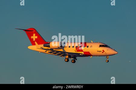 Ein Ambulanzflugzeug des Typ Bombardier Challenger 650 der Schweizerischen Rettungsflugwacht (REGA) befindet sich im Landeanflug auf den Flughafen Zür Stockfoto