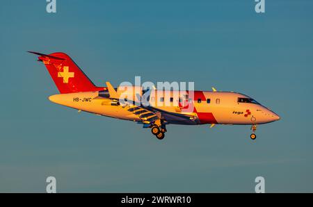 Ein Ambulanzflugzeug des Typ Bombardier Challenger 650 der Schweizerischen Rettungsflugwacht (REGA) befindet sich im Landeanflug auf den Flughafen Zür Stockfoto