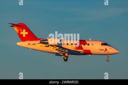 Ein Ambulanzflugzeug des Typ Bombardier Challenger 650 der Schweizerischen Rettungsflugwacht (REGA) befindet sich im Landeanflug auf den Flughafen Zür Stockfoto