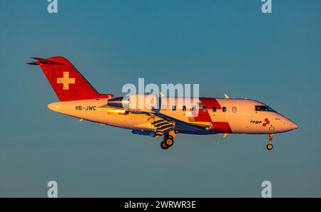 Ein Ambulanzflugzeug des Typ Bombardier Challenger 650 der Schweizerischen Rettungsflugwacht (REGA) befindet sich im Landeanflug auf den Flughafen Zür Stockfoto