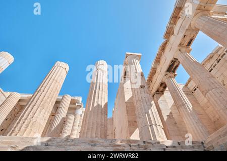 Athen, Griechenland - 02. März 2024: Architektonische Details der Propyläen auf der Akropolis von Athen Stockfoto