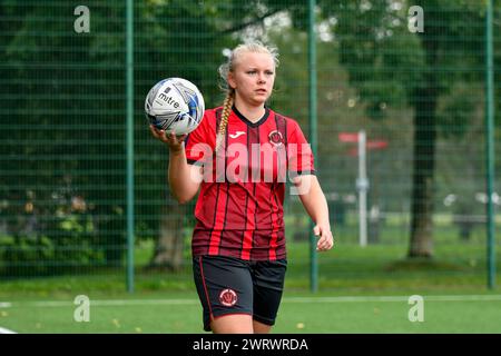 Ystrad Mynach, Wales. 3. Oktober 2021. Sara Guzowska von Hounslow Women während des FA Women's National League Southern Premier Division Spiels zwischen Cardiff City Ladies und Hounslow Women im Centre of Sporting Excellence in Ystrad Mynach, Wales, Großbritannien am 3. Oktober 2021. Quelle: Duncan Thomas/Majestic Media. Stockfoto