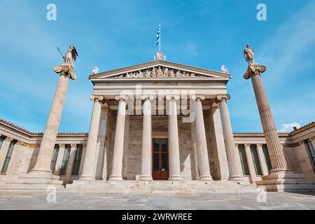 Athen, Griechenland - 03. März 2024: Architektonische Details der Akademie von Athen, auf den Säulen sind Göttin Athena und Apollo zu sehen Stockfoto