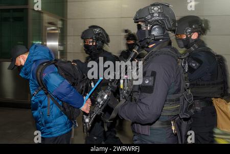 Seoul, Südkorea. März 2024. Die Soldaten der südkoreanischen Armee nehmen an einer gemeinsamen Terrorismusbekämpfung am Rande der jährlichen gemeinsamen Militärübung des Freedom Shield zwischen Südkorea und den Vereinigten Staaten in Seoul Teil. Südkorea und die Vereinigten Staaten haben am 14. März eine große gemeinsame militärische Übung abgeschlossen, die die Abschreckung gegen nordkoreanische Bedrohungen verstärken sollte, sagte das südkoreanische Militär. Quelle: SOPA Images Limited/Alamy Live News Stockfoto