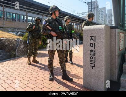 Seoul, Südkorea. März 2024. Soldaten der südkoreanischen Reserve nehmen an einer gemeinsamen Terrorismusbekämpfung am Rande der jährlichen gemeinsamen Militärübung des Freedom Shield zwischen Südkorea und den Vereinigten Staaten auf einer Station in Seoul Teil. Südkorea und die Vereinigten Staaten haben am 14. März eine große gemeinsame militärische Übung abgeschlossen, die die Abschreckung gegen nordkoreanische Bedrohungen verstärken sollte, sagte das südkoreanische Militär. (Foto: Kim Jae-Hwan/SOPA Images/SIPA USA) Credit: SIPA USA/Alamy Live News Stockfoto