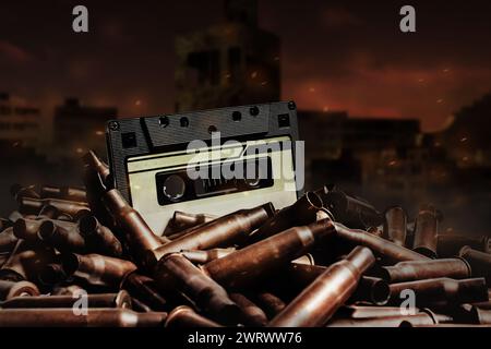 Foto einer alten Tonbandkassette auf einem Kugellaufen. Ruinierte Stadt-Ödland Hintergrund. Stockfoto