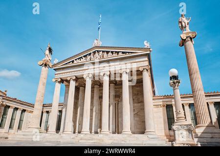 Athen, Griechenland - 03. März 2024: Architektonische Details der Akademie von Athen, auf den Säulen sind Göttin Athena und Apollo zu sehen Stockfoto