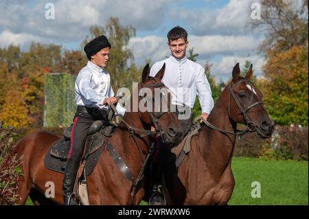 Moskau, Russland 1. Oktober 2016: Kosaken-Treffen. Porträt junger Kosaken zu Pferd. Reitergruppe der Kosaken. Nationalkleidung Kosaken. Sce Stockfoto